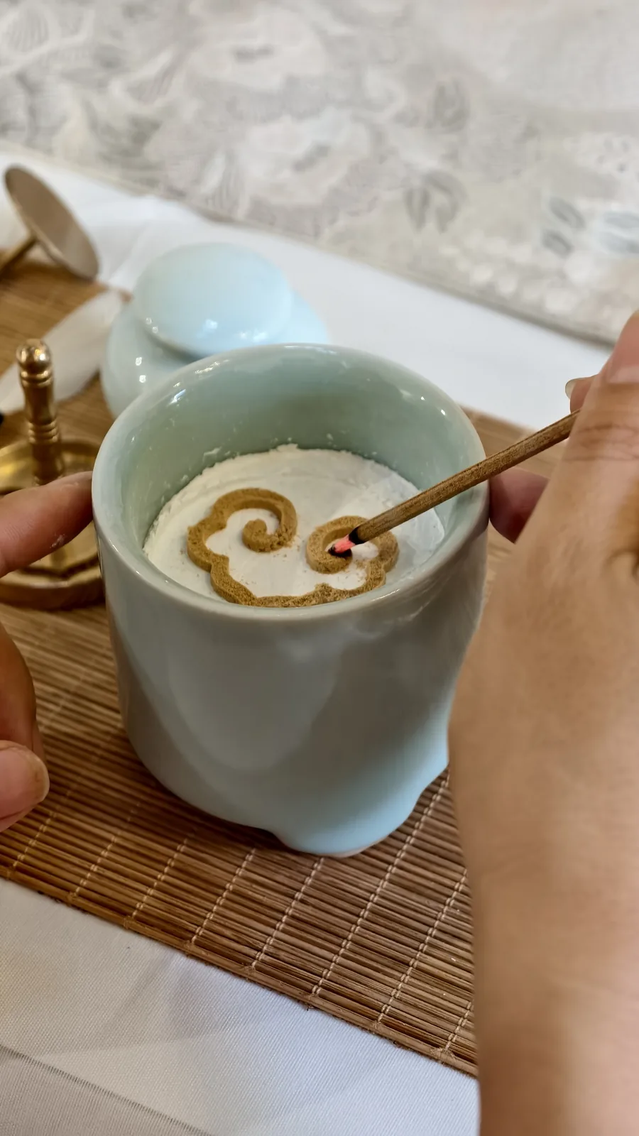 点燃香篆的手作细节