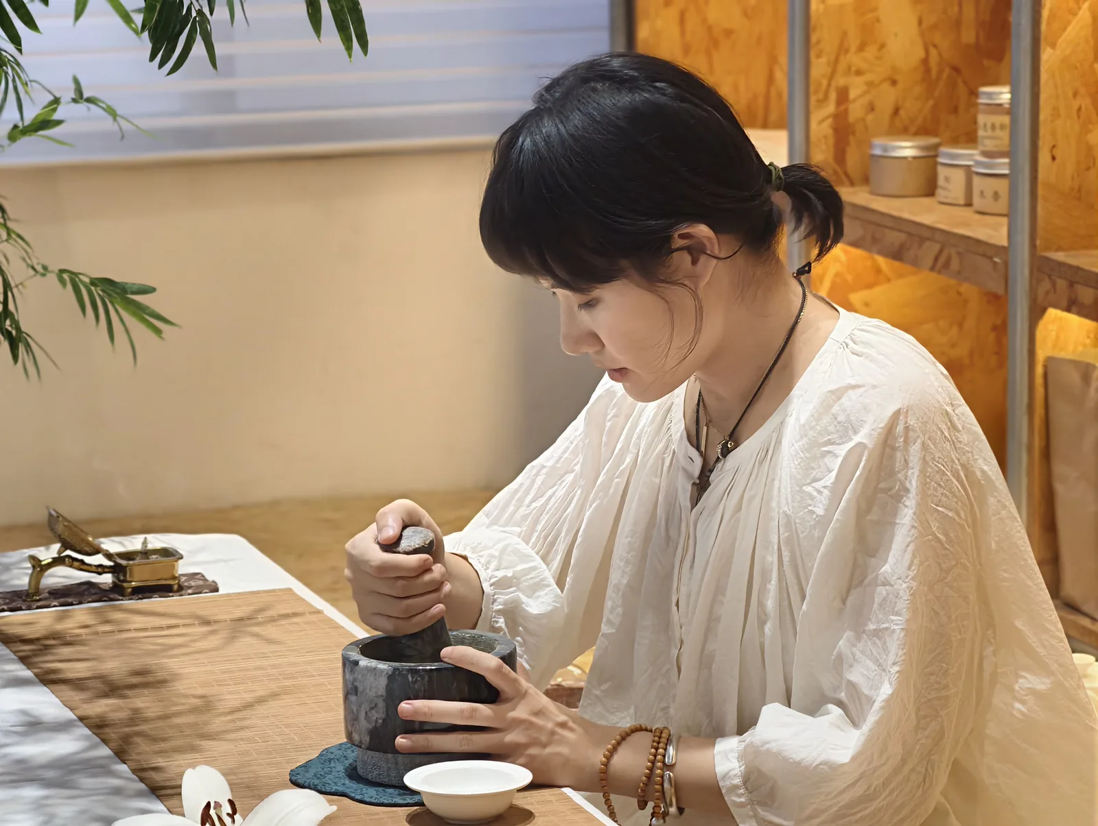 阿纳尔正在制香